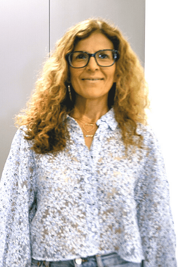 כשהעץ הוא חלק מעיצוב הבית – שיחה עם המעצבת הדר דור באולם התצוגה של זדקה