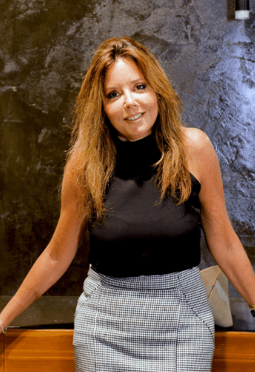 כשהעץ הוא חלק מעיצוב הבית – שיחה עם המעצבת מיכל גינזבורג באולם התצוגה של זדקה