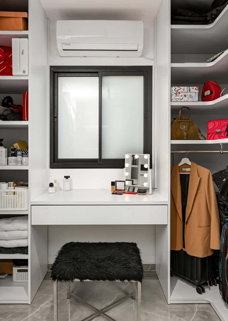 שידת איפור בחדר ארונות