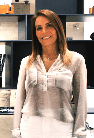 כשהעץ הוא חלק מעיצוב הבית – שיחה עם המעצבת אלונה כדורי באולם התצוגה של זדקה