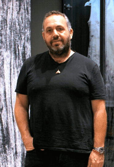 כשהעץ הוא חלק מעיצוב הבית – שיחה עם המעצב גיא בוכלטר באולם התצוגה של זדקה