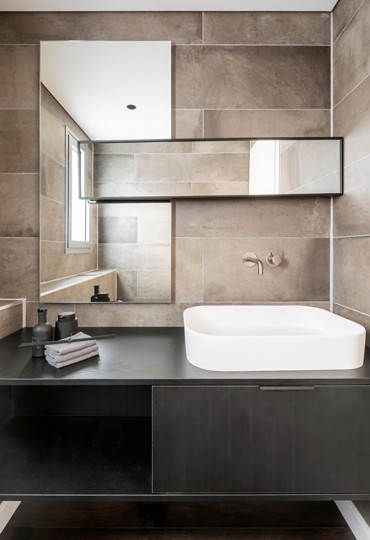 קלאסי כמו אירופה: דופלקס בעיצוב מאופק בהשראת סתיו אירופאי