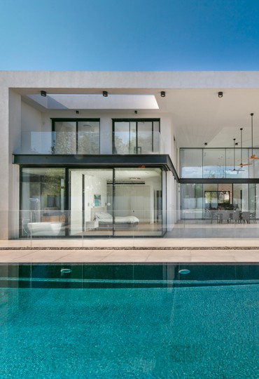 שקט על פני המים: בית פרטי בסביון עם תקרה של 6 מטרים