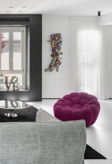 צבעוניות א-צבעונית: עיצוב על זמני לבית פרטי עם פופים של צבע