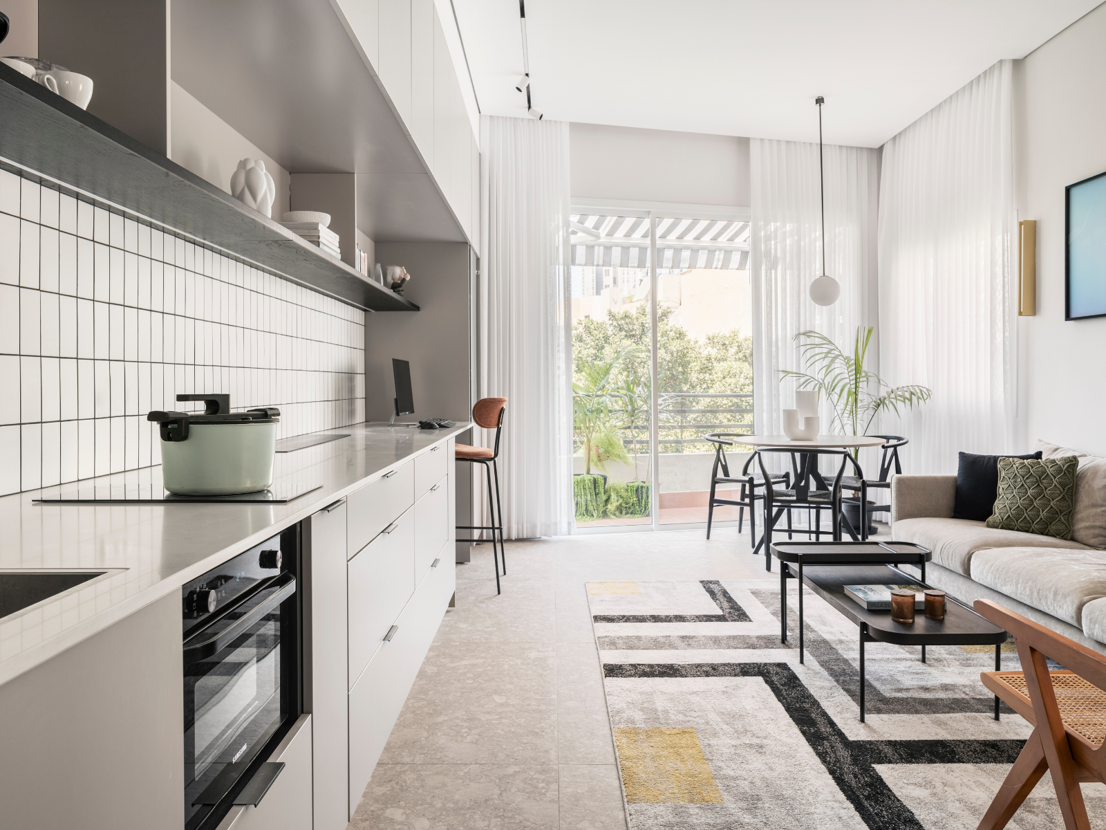 במטבח עם טלוויזיה נשלפת