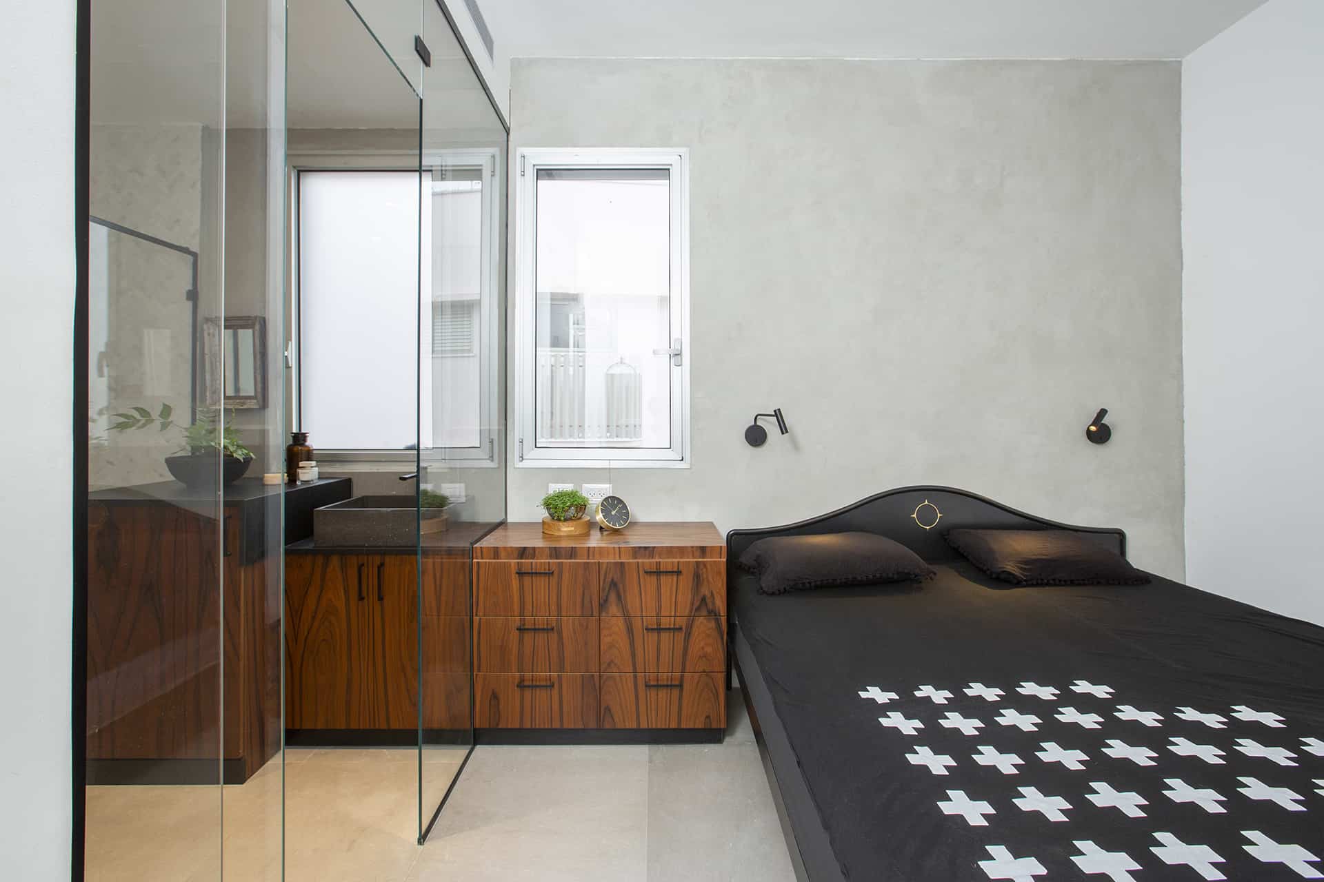 חדר שינה הורים עם מחיצת זכוכית