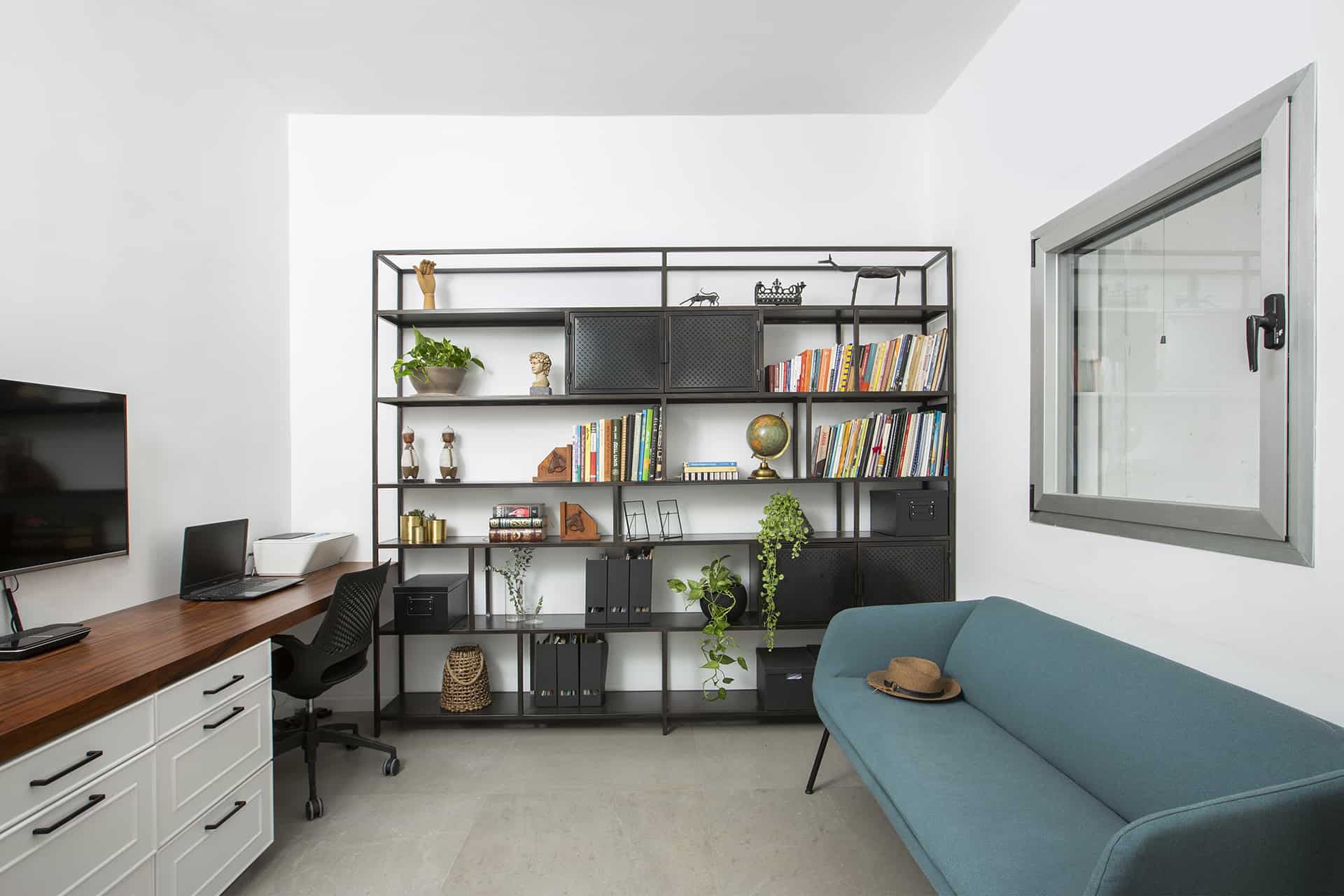 ספריה גדולה בסלון