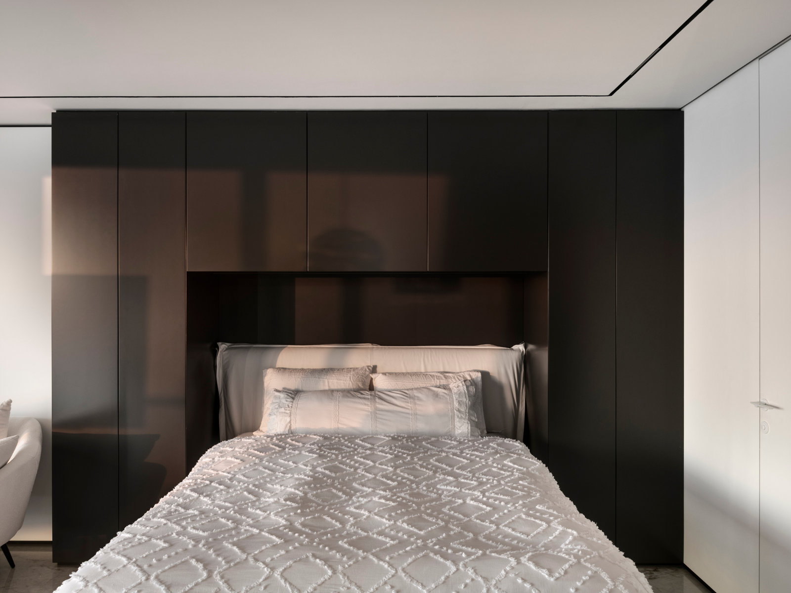 סביב ראש המיטה נבנה ארון לאחסון