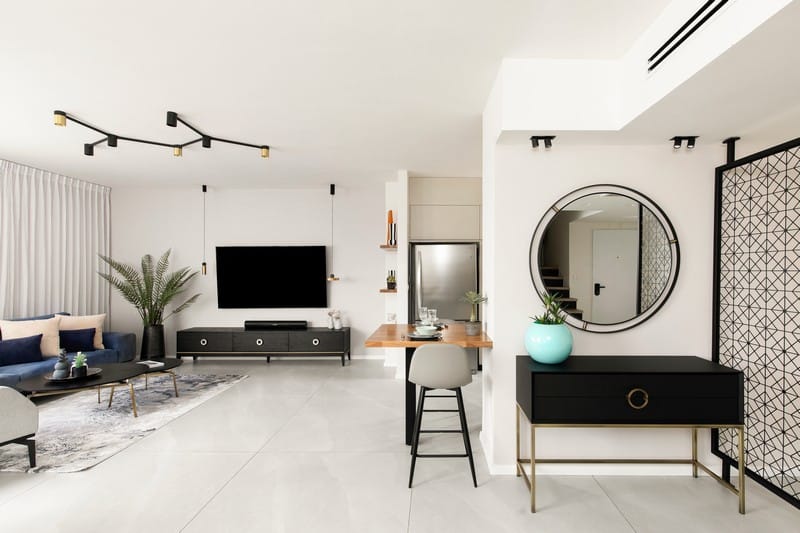 מראה עגולה בכניסה לבית מראה עגולה בכניסה לבית