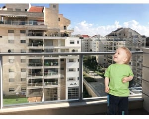 החשיבות של הגבהת מעקה למי שגר בבניין עם מרפסת
