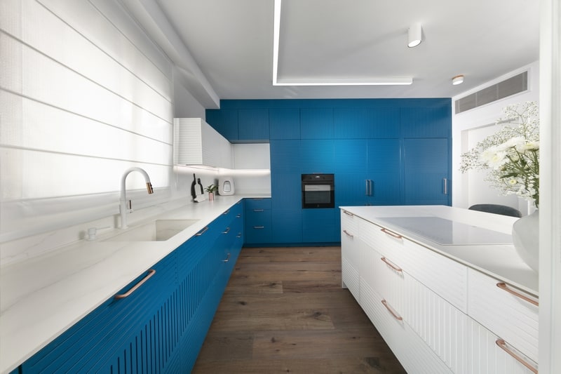 מטבח כחול לבן