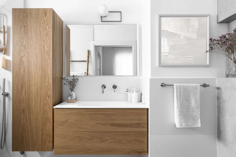 חדר רחצה לבן ועץ