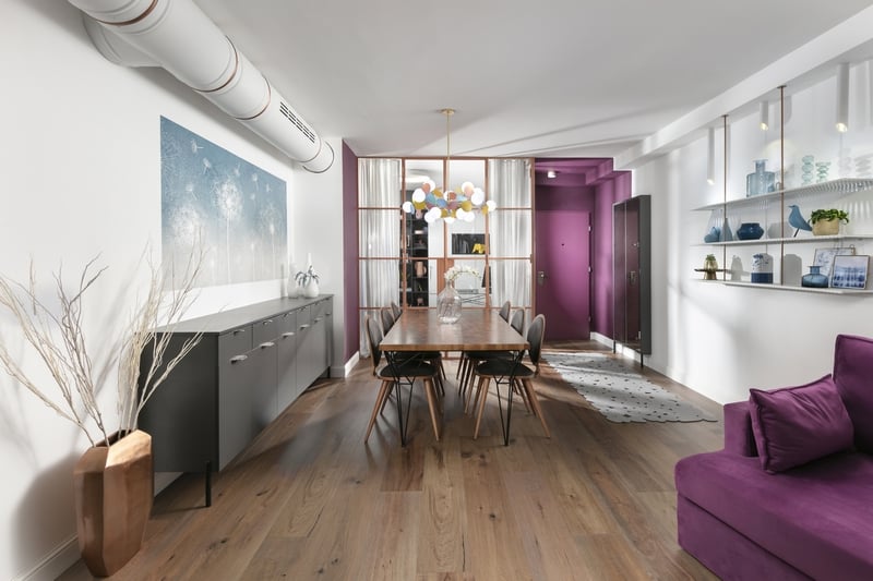 מבט מסלון לפינת אוכל