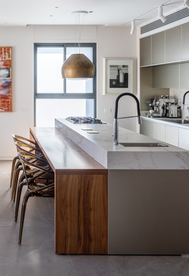 זה אנחנו שניים: דירה מונוכרומטית שנותנת מקום לאמנות