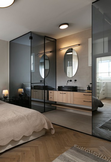 כבר מהתחלה היה ברור לאדריכלית שהדירה תהיה חמה ומפנקת כמו קפה עם חלב