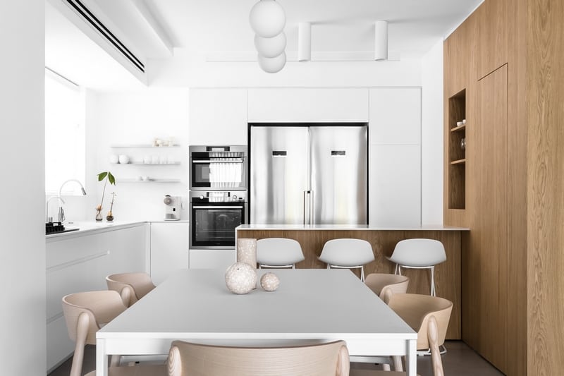 מטבח לבן ועץ