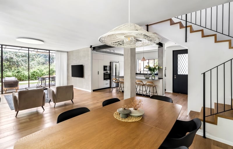 פינת אוכל מבט לסלון