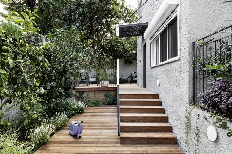 כניסה מהרחוב, משטח דק