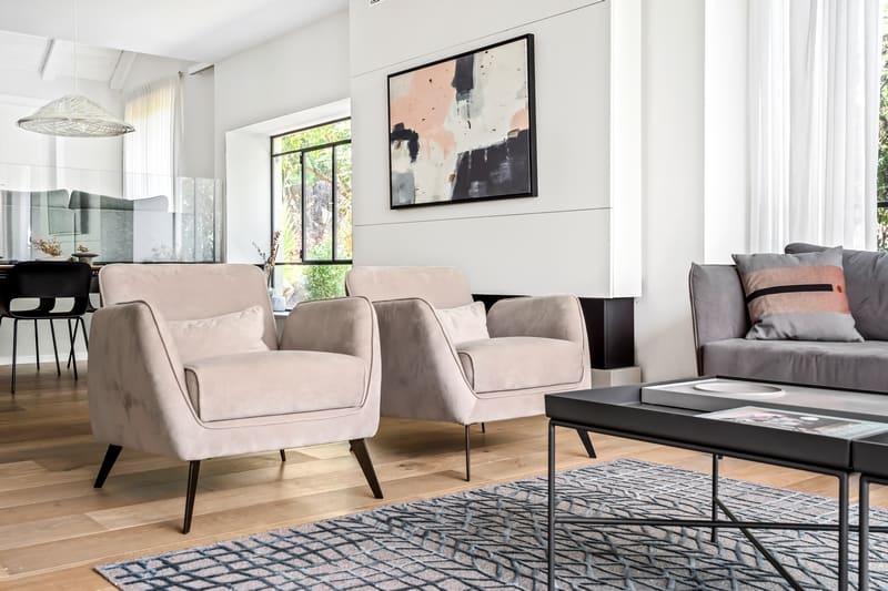 כורסאות ורודות