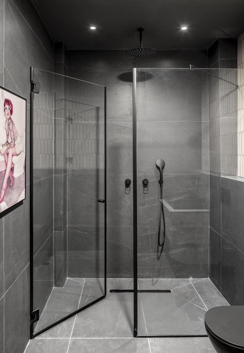 מקלחון אפור, כלים סניטריים שחורים