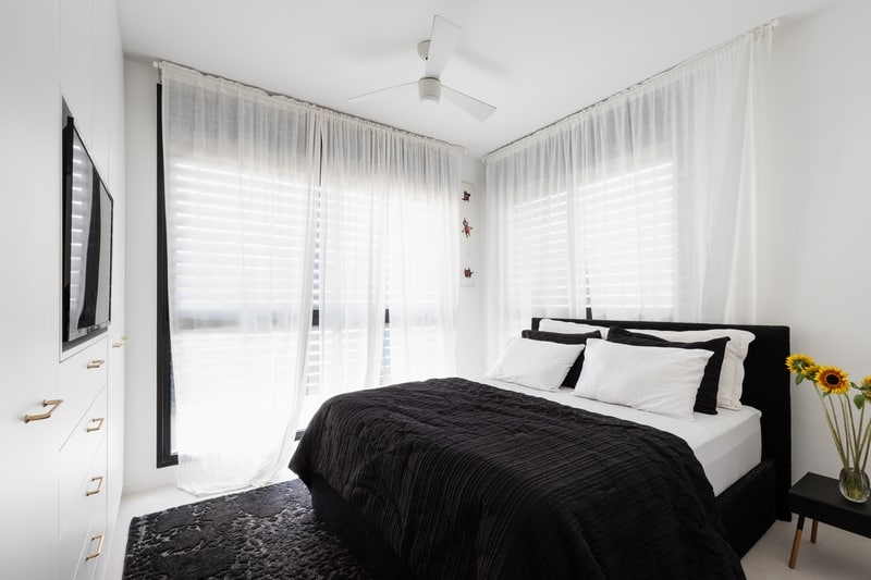 מיטה שחור לבן