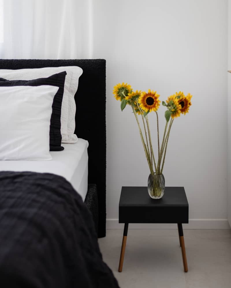 מיטה שחור לבן