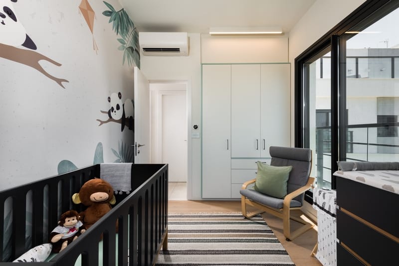 מיטת ילד כהה