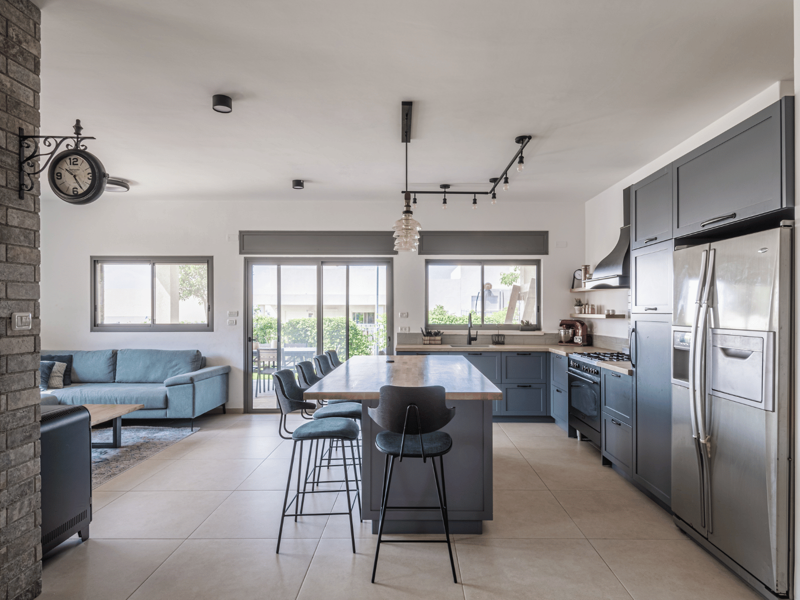 עיצוב מאז ולתמיד – מבט לעתיד עם האדריכל אודי אזולאי באולם התצוגה של רגבה