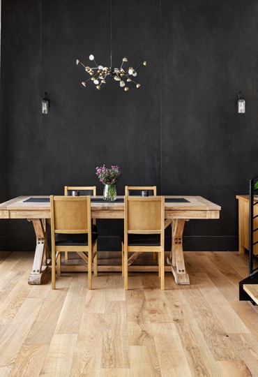 דרמה בשחור ועץ: שיפוץ עדכני בנגיעות של כפר