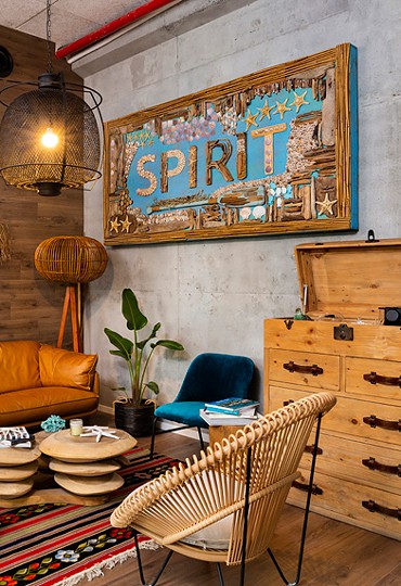 ביץ' פליז: משרד נסיעות בוהמי אלגנטי