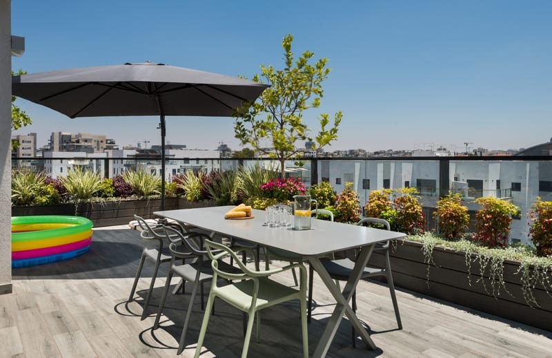 שולחן אוכל במרפסת