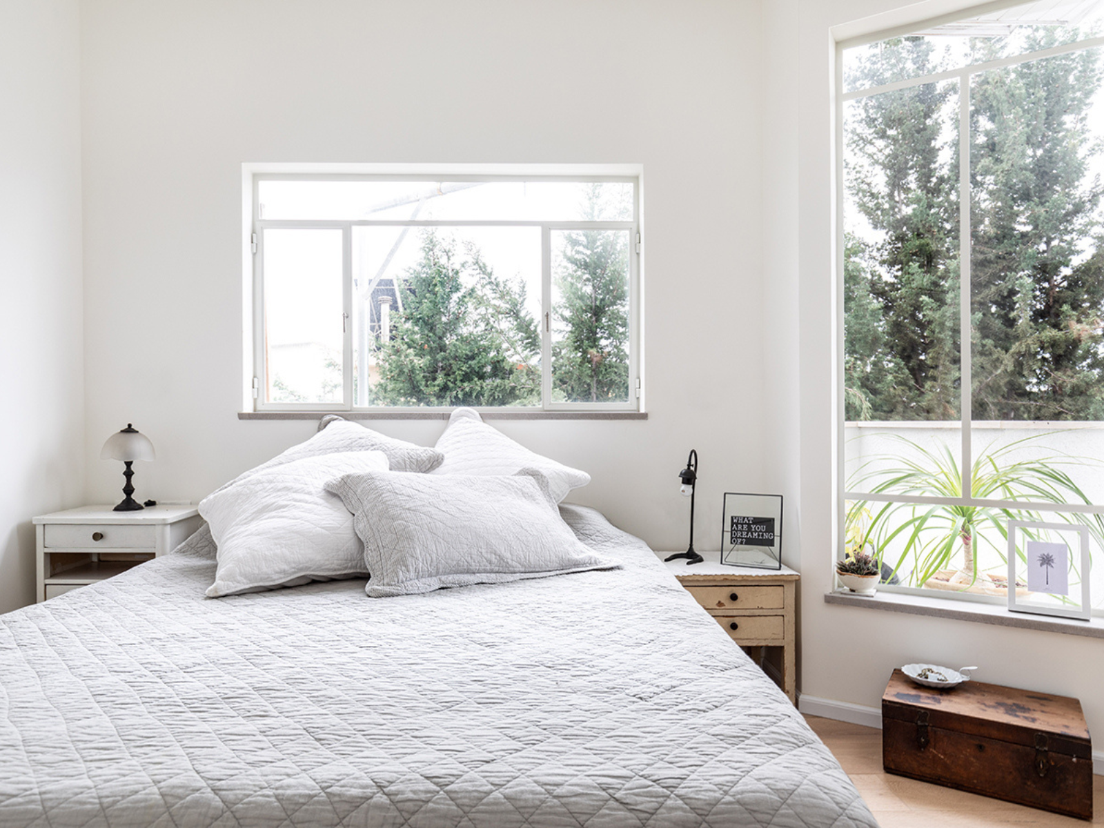 מיטה לבנה מפנקת