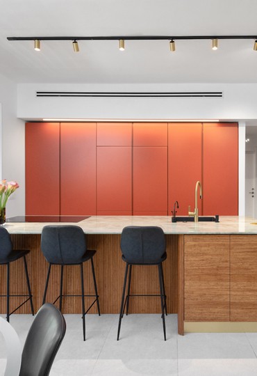 דאלי באמבטיה, סלמון במטבח: שיפוץ נועז לדירת קרקע בתל אביב