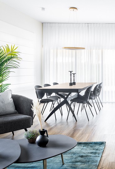 של נחושת ושל אור: בית פרטי במושב שלא ויתר על המרחב