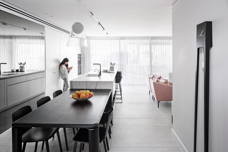 שולחן אוכל מחובר לאי