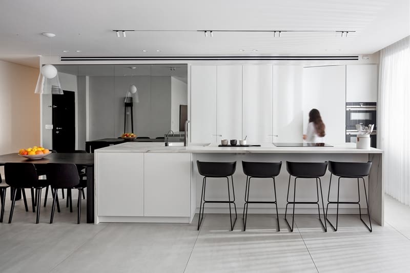 שולחן אוכל מחובר לאי