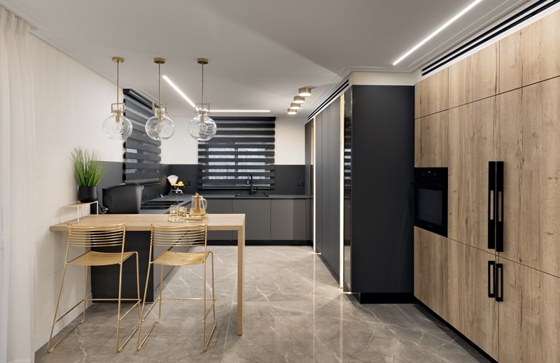 מטבח שחור עם נגיעות זהב