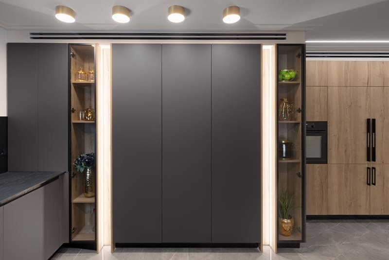 מטבח שחור עם נגיעות זהב