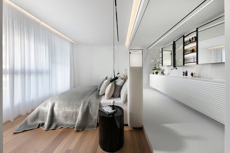 חדר רחצה בגב המיטה