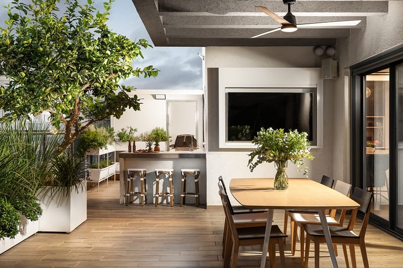 פינת אוכל במרפסת