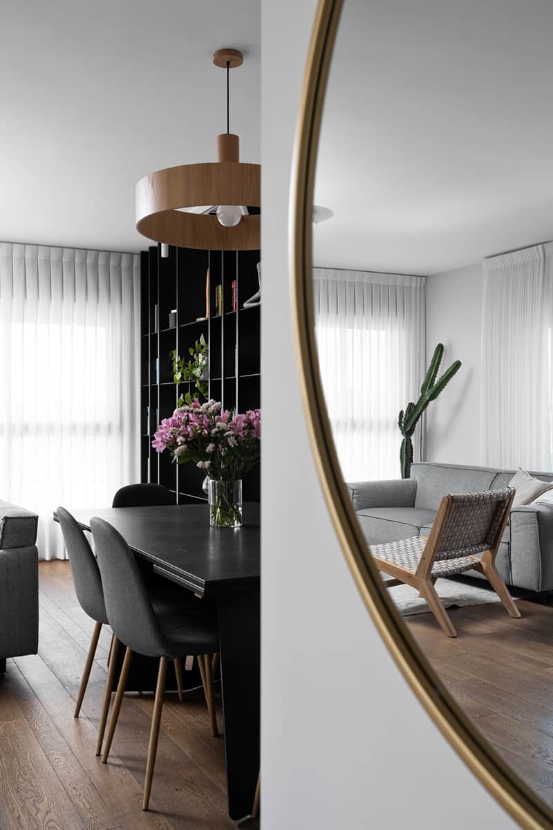 מראה בכניסה