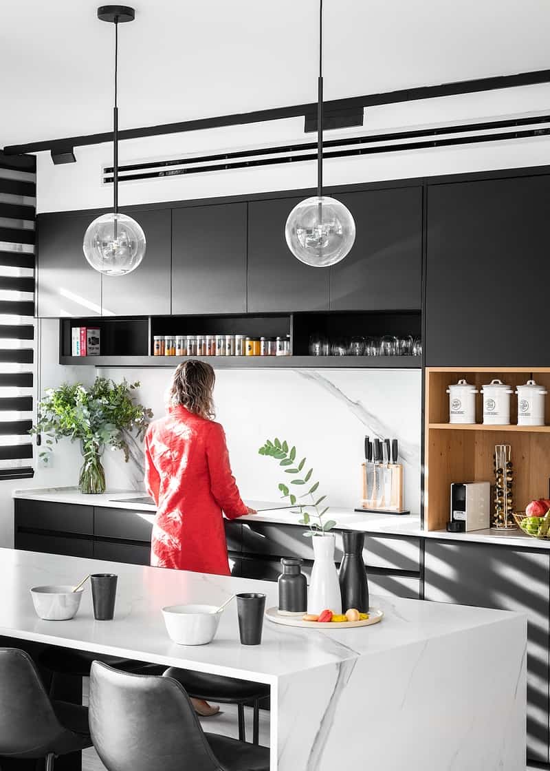 מטבח שחור ועץ