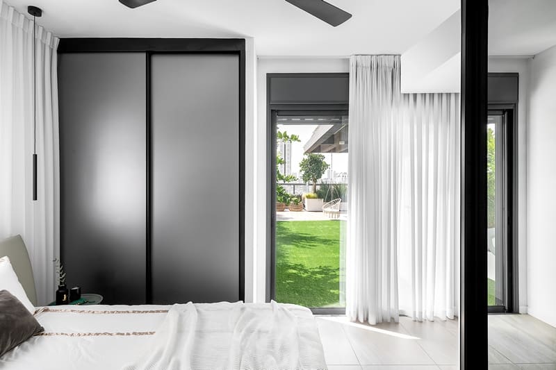 יציאה למרפסת הגג