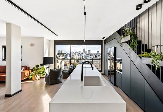 עבר פוגש עתיד: השיפוץ המרהיב של דירת הדופלקס שעוברת מדור לדור