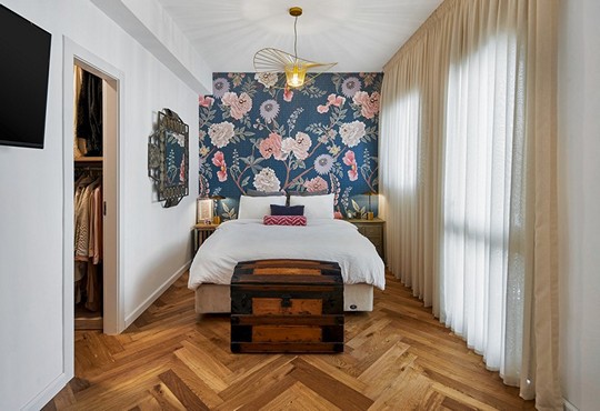 קרוב רחוק: הדירה ברעננה שעושה כבוד לבתי הקיט המעוצבים בהמפטונס ארה"ב