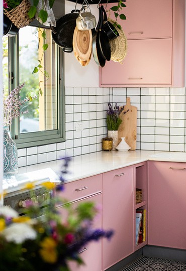 הרבה יותר מצבע: מטבחים אמיצים בצבע ורוד