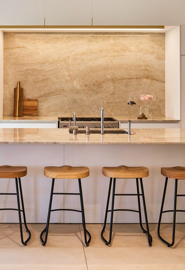 טבעי מול הים: בית קלאסי מודרני בקיבוץ עוטף את המשפחה בהרמוניה