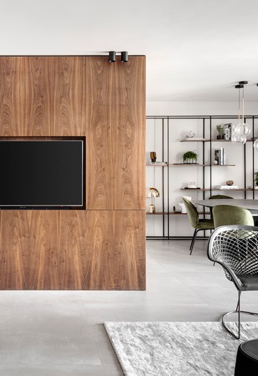 מזיזים קירות: הקיר שהפריע הפך למרכז העניין בחלל המגורים