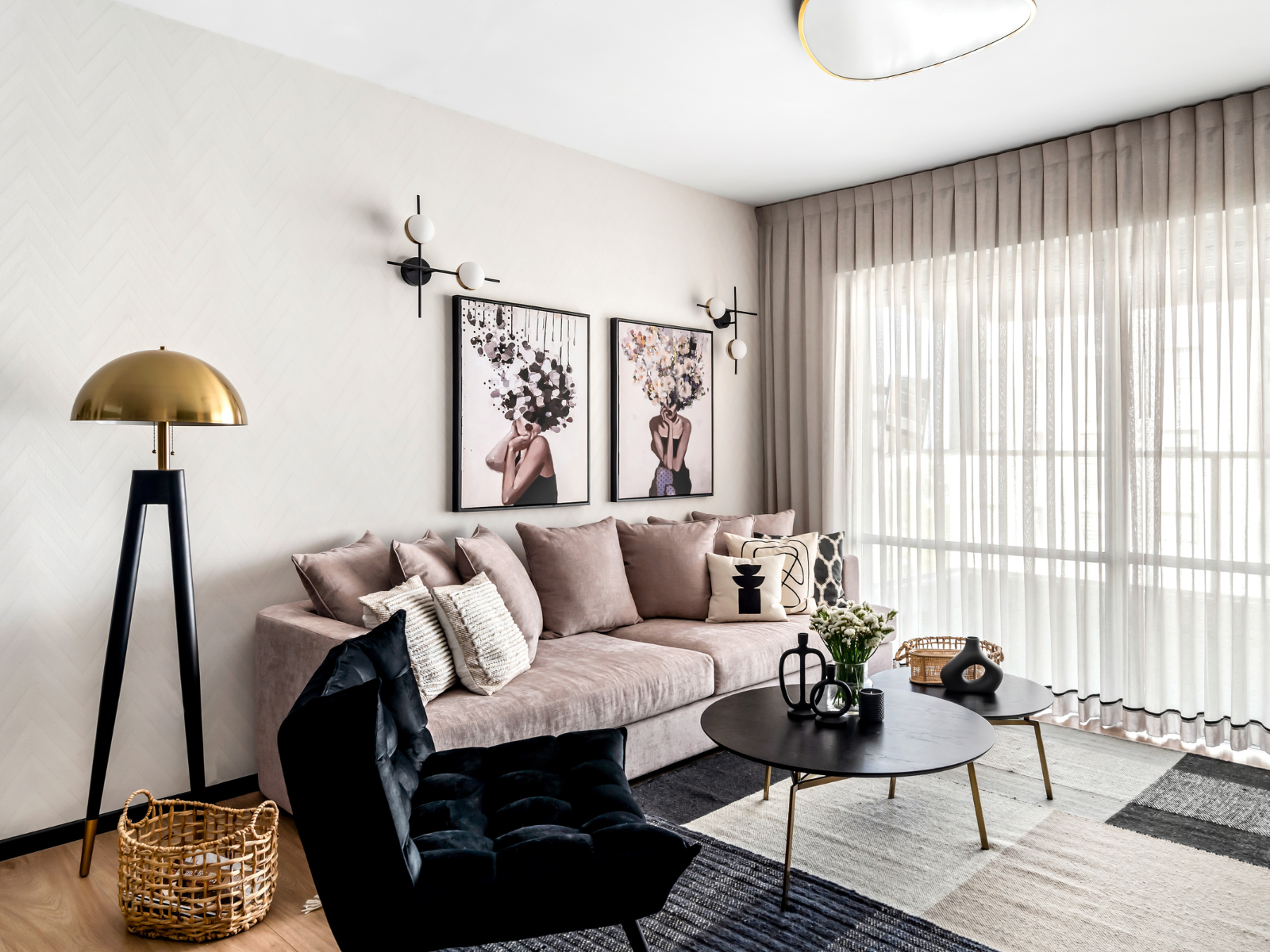 מיקס כריות על ספת הסלון