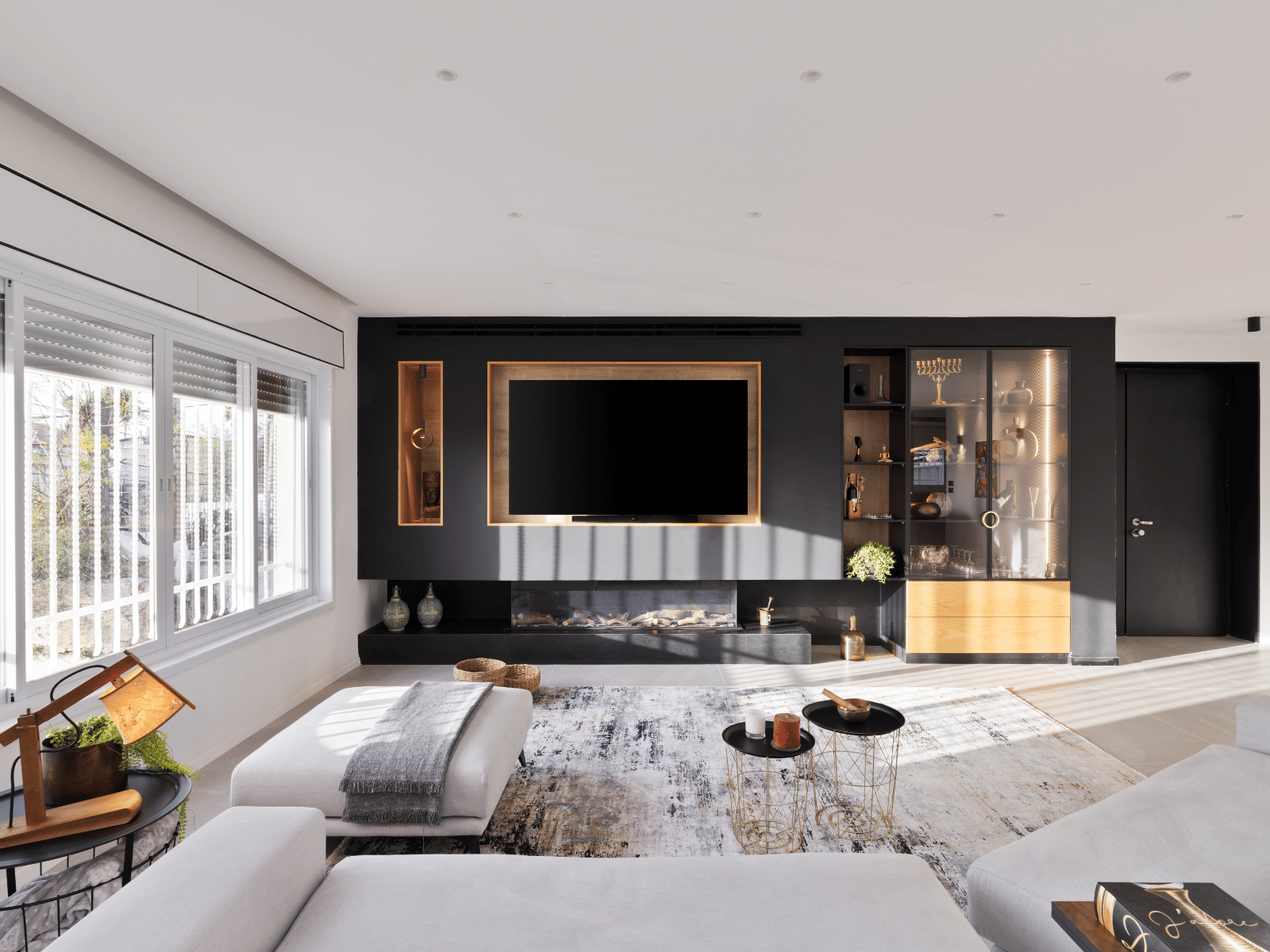 גוון ספה ניטרלי בסלון